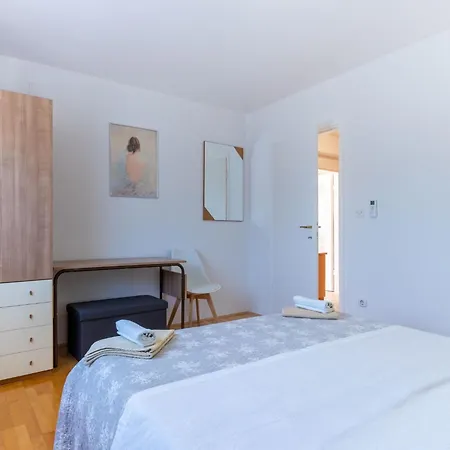 Kristian By Interhome Appartement Cres